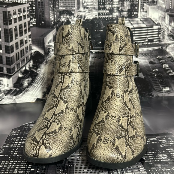 Kenneth Cole Ankle Boots - Picture 2 of 8